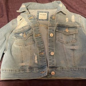 i’m selling a long sleeve denim cropped jacket